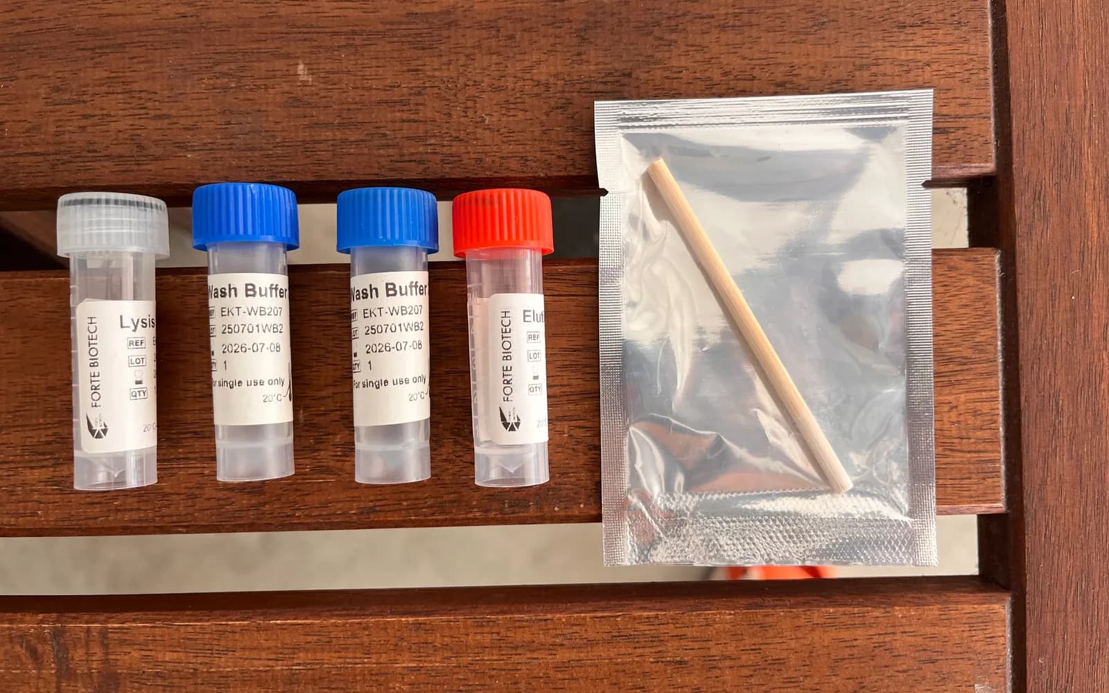 Photo: Extraction kit components